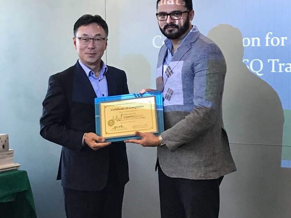 El Dr. Jorge Ceja recibe su certificado en Seúl